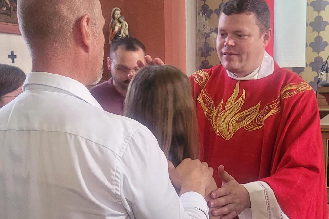 Generalvikar Tim Sturm firmte am 21. Juni 2026 13 Jugendliche in der Kirche St. Martin in Neunkirchen/Nahe (Pastoraler Raum Tholey)